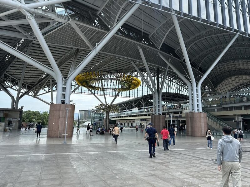 台中火車站2樓大平台處日前有移工打架，警方前往未發現糾紛情事，後續偵辦發現4名受傷移工在醫院治療，因在公共場合滋事，警方追查究辦。（民眾提供）中央社記者趙麗妍傳真  112年8月17日