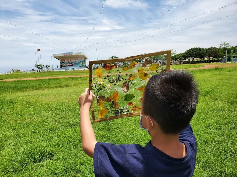 新北市石門國小附設幼兒園以博物館概念融入主題課程，學習場所從校園延伸到社區，凝聚孩子對家鄉的愛與感動，17日獲表揚「幼教之光」特優，圖為幼兒以展示畫框的概念，感受石門區日常生活中的美。（新北教育局提供）中央社記者黃旭昇新北傳真 112年8月17日