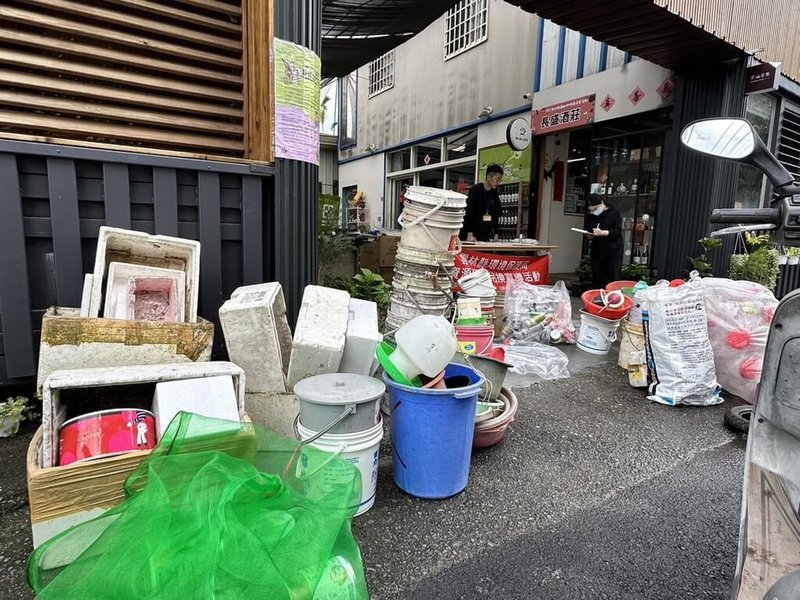 為加強防治登革熱病媒蚊孳生，雲林縣環保局16日起針對疫情熱區古坑鄉強化回收易積水器皿，2小時就回收279件積水容器，未來將拓展到其他鄉鎮，邀請民眾一起清除病媒蚊溫床。（雲林縣環保局提供）中央社記者姜宜菁傳真  112年8月17日