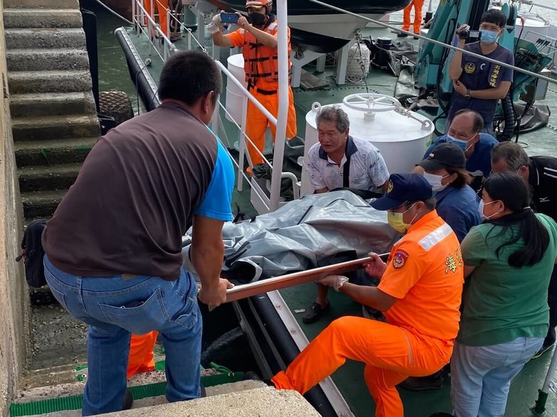 日前到澎湖龍門海域捕撈海膽失聯的翁姓老翁，其遺體17日下午被澎湖籍漁船新來發號在白沙鳥嶼東方海域發現，海巡出動協助運回遺體，經家屬指認無誤。（澎湖海巡隊提供）中央社   112年8月17日