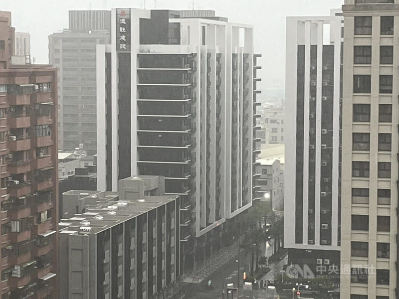 高雄市區17日清晨4時許下起大雷雨，鳥松等區達淹水一級警戒、仁武區則為淹水二級警戒。中央社記者林巧璉攝 112年8月17日