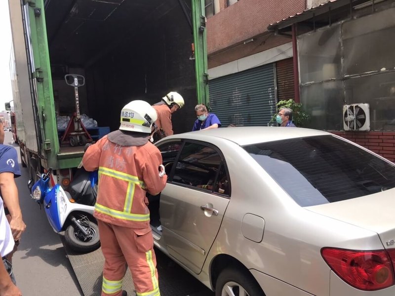 新竹市林森路17日發生死亡車禍，一名機車騎士遭轎車追撞後被擠壓夾在路邊卸貨的貨車尾部，送醫後傷重不治，警方則在肇事轎車內發現毒品，將釐清是否毒駕釀禍。（民眾提供）中央社記者魯鋼駿傳真  112年8月17日