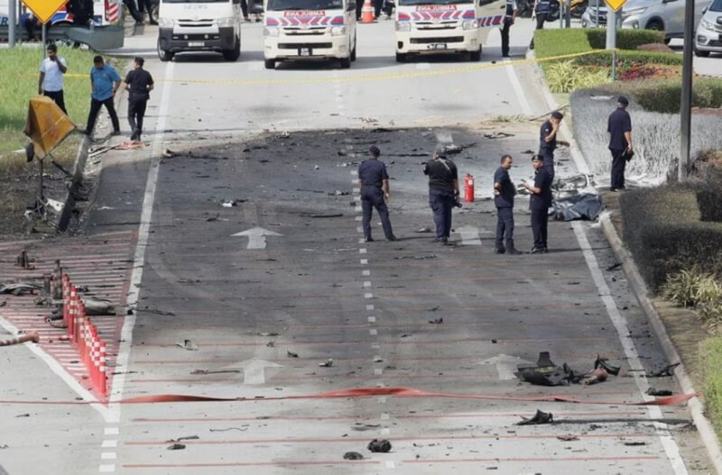 馬來西亞一架小型飛機17日墜毀，造成機上8人、地面上1名機車騎士與1名汽車駕駛不幸喪生。（路透社）