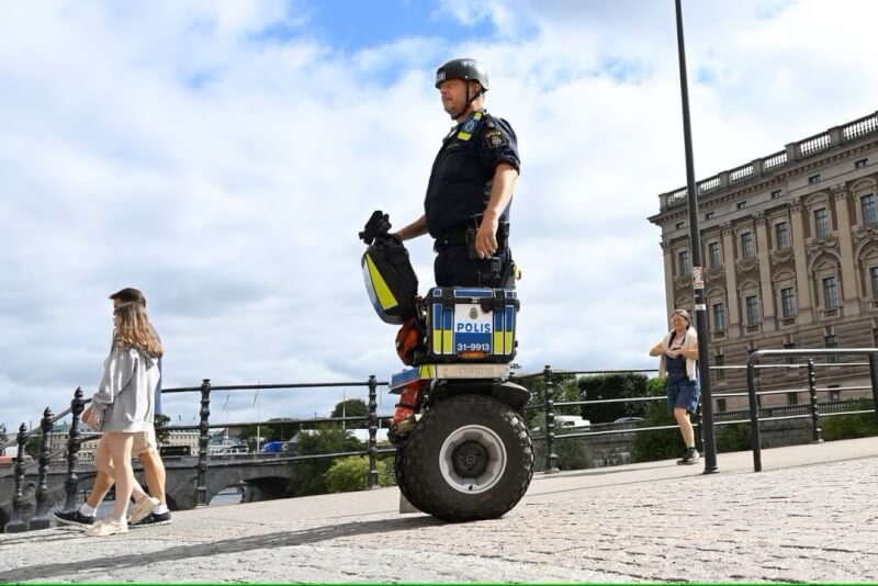 瑞典安全局17日宣布提高國內恐怖攻擊警示等級至次高的第4級，當日可見瑞典警察在街頭巡邏。（路透社）