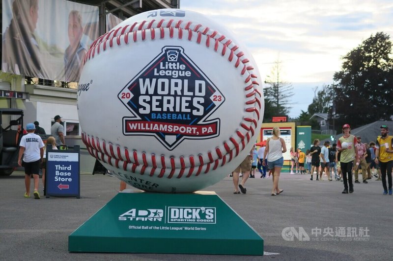 第76屆世界少棒聯盟世界少棒錦標賽16日在賓州威廉波特開打，園區內的大型棒球裝置格外顯眼。中央社記者尹俊傑威廉波特攝  112年8月17日