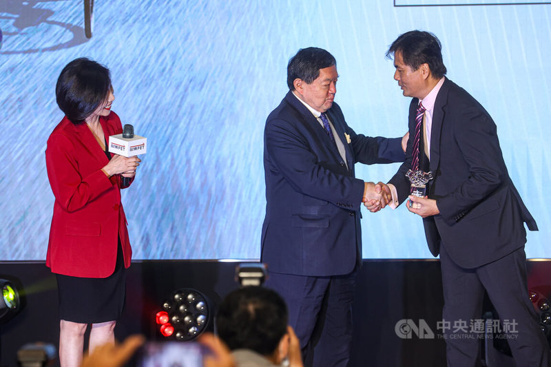 遠傳電信與亞太電信率先獲公平會通過合併,遠傳董事長徐旭東(右2)與亞太董事長陳鵬(右)17日在台北出席「遠亞合併訂婚慶」記者會,兩人握手致意。左為遠傳總經理井琪。中央社記者鄭清元攝 112年8月17日