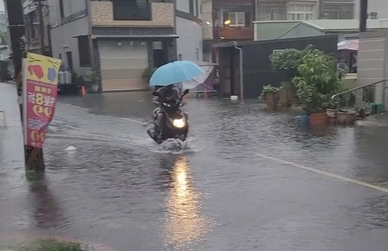 受到低壓帶影響，屏東17日清晨起就開始下起陣陣大雨，東港鎮有道路出現積水，民眾騎車出門只能小心涉水前進。（民眾提供）中央社記者李卉婷傳真 112年8月17日