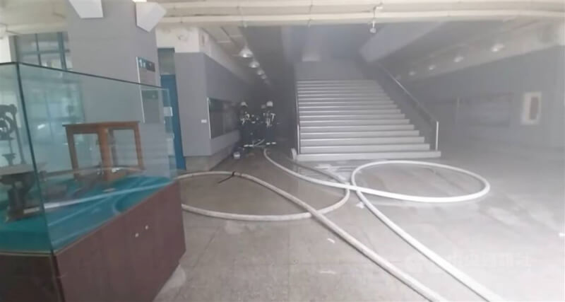 台灣大學17日近中午發生爆炸,台北市警消獲報到場發現為化工系實驗室起火,迅速布水線控制火勢,起火原因待查。(翻攝照片)中央社記者劉建邦傳真 112年8月17日