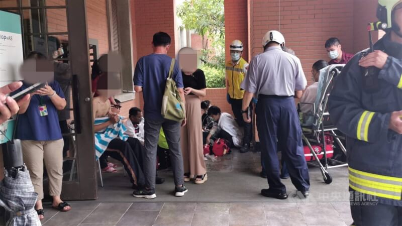 台灣大學化工系實驗室17日接近中午時發生爆炸起火,警消獲報到場控制火勢,有2名學生燒燙傷、7人吸入性嗆傷,皆已送醫治療,起火原因和財物損失調查中。(翻攝照片)中央社記者劉建邦傳真 112年8月17日