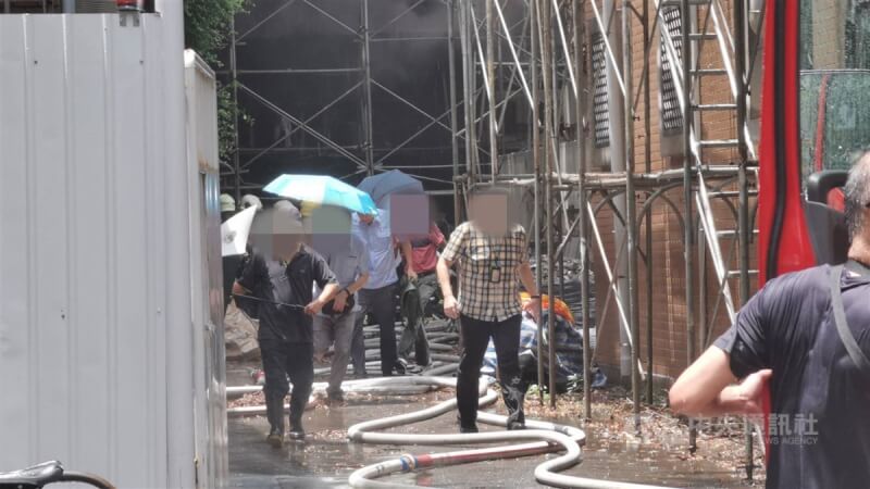 台灣大學化工系實驗室17日接近中午時發生爆炸起火,警消獲報到場控制火勢,有2名學生燒燙傷、7人吸入性嗆傷,皆已送醫治療。(翻攝照片)中央社記者劉建邦傳真 112年8月17日