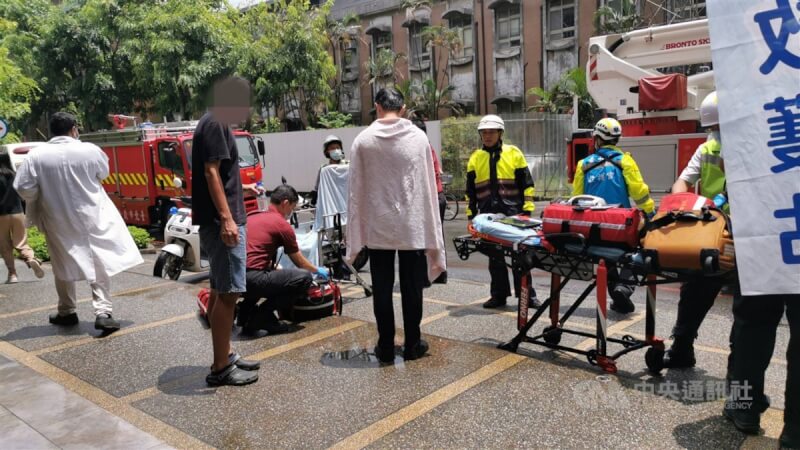 台灣大學化工系實驗室17日接近中午時發生爆炸起火,警消獲報到場控制火勢,有2名學生燒燙傷、7人吸入性嗆傷;校方表示,實驗室財物損失狀況及起火原因,正由相關單位確定中。(翻攝照片)中央社記者劉建邦傳真 112年8月17日