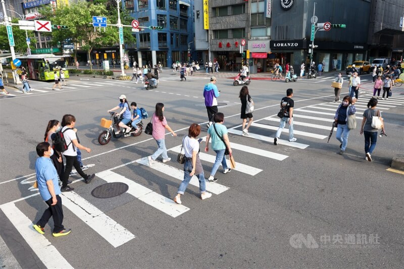 圖為台北市大安區信義路口午後行人過馬路。（中央社檔案照片）