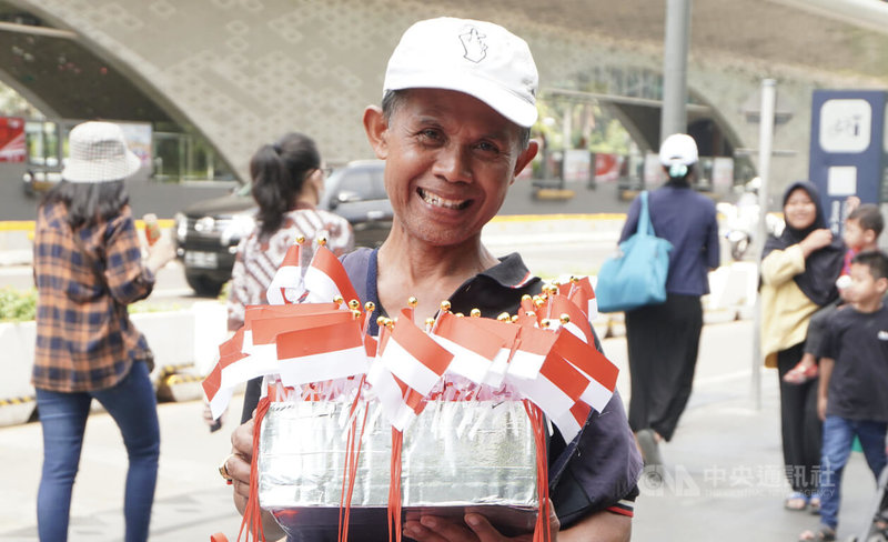 印尼17日慶祝獨立78週年國慶，雅加達街頭小販販售印尼國旗裝飾。中央社記者李宗憲雅加達攝 112年8月17日