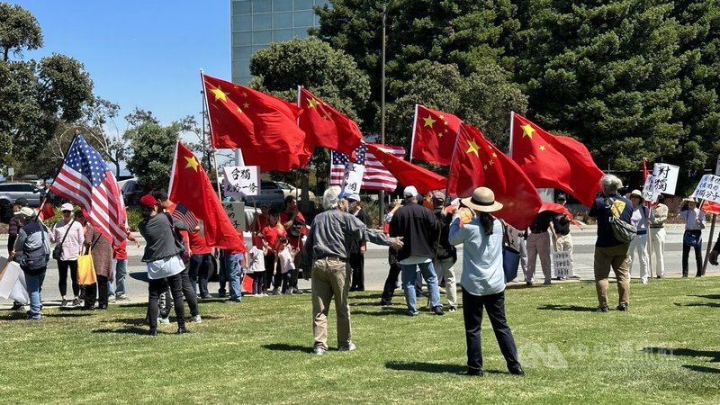 副總統賴清德出訪友邦巴拉圭回程過境舊金山，座車未抵達前，親中團體集結在下榻飯店外，高舉「世界上只有一個中國」等標語表達抗議。中央社記者張欣瑜攝 112年8月17日