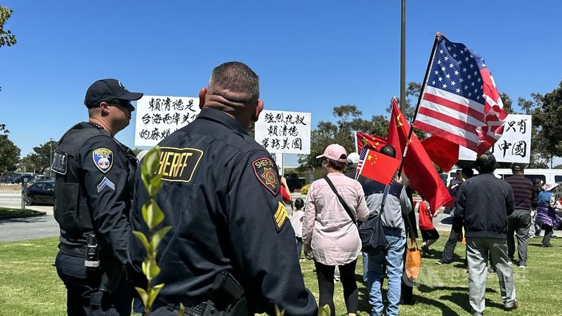 舊金山灣區中國僑團動員各界華人到機場附近的凱悅飯店外示威，反對賴副總統過境舊金山，加州警方試圖將抗議人士隔在飯店對街，避免爆發衝突及妨害安寧。中央社記者張欣瑜攝 112年8月17日