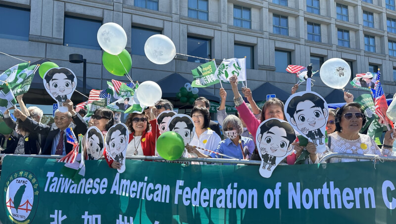 副總統賴清德出訪友邦巴拉圭回程過境舊金山，舊金山灣區主流台僑社團拉起各自的布條，有人手舉Team Taiwan標語，不少僑胞揮舞著中華民國和美國國旗，表達對台灣、台美夥伴關係的支持。中央社記者張欣瑜舊金山攝 112年8月17日