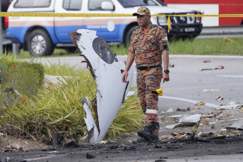 馬來西亞雪蘭莪州17日下午發生小型飛機墜機意外，事故現場滿目瘡痍。（美聯社）