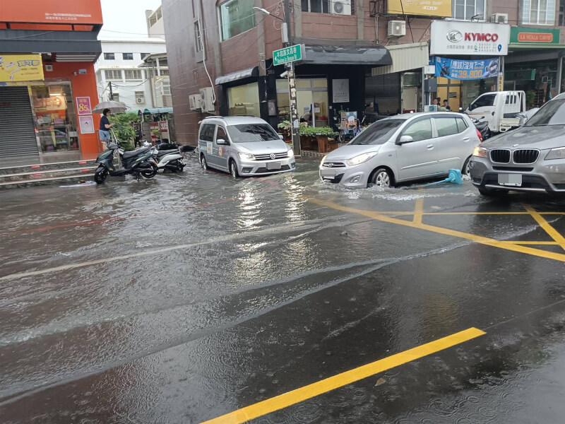 中央氣象局17日持續對高雄、屏東發布大雷雨即時訊息，圖為高雄市鳥松區本館路因滂沱大雨多處淹水。（民眾提供）中央社記者林巧璉傳真 112年8月17日