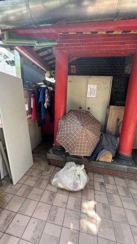 台中市南區長春公園常有街友聚集,不僅席地而睡、隨地便溺,還以雨傘劃設個人生活空間等,讓周邊居民備感困擾,向民進黨籍市議員鄭功進陳情。(鄭功進提供)中央社記者趙麗妍傳真 112年8月17日