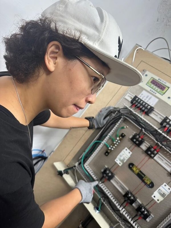 勞動部勞動力發展署雲嘉南分署委託虎尾科技大學辦理太陽光電設置技術士短期訓練班,其中有2名女性,蔡筱鈺為其中之一,她希望考取相關證照,拓展自己的從業領域。(虎尾就業中心提供)中央社記者姜宜菁傳真 112年8月17日