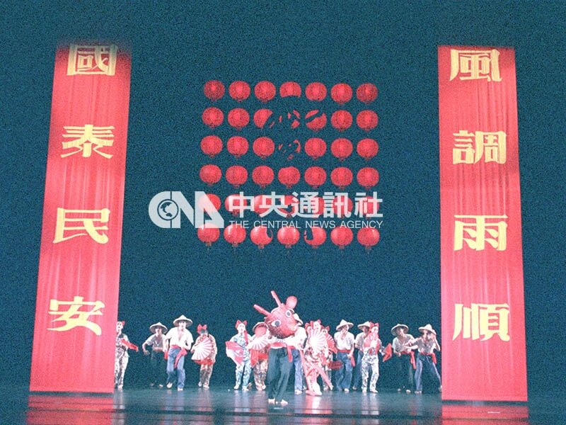 1991年8月29日，沉寂3年後，雲門舞集在國家劇院復出首演。圖為彩排「牛犁歌」。（中央社檔案照片）