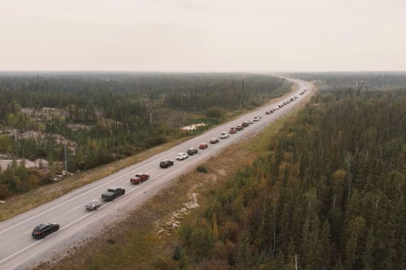加拿大西北地區的熊熊野火直逼首府黃刀鎮，當局16日下令要黃刀鎮居民撤離。（路透社）