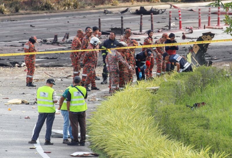 馬來西亞雪蘭莪州17日下午發生飛機墜機意外，警方在事故現場拉起警戒線。（路透社）