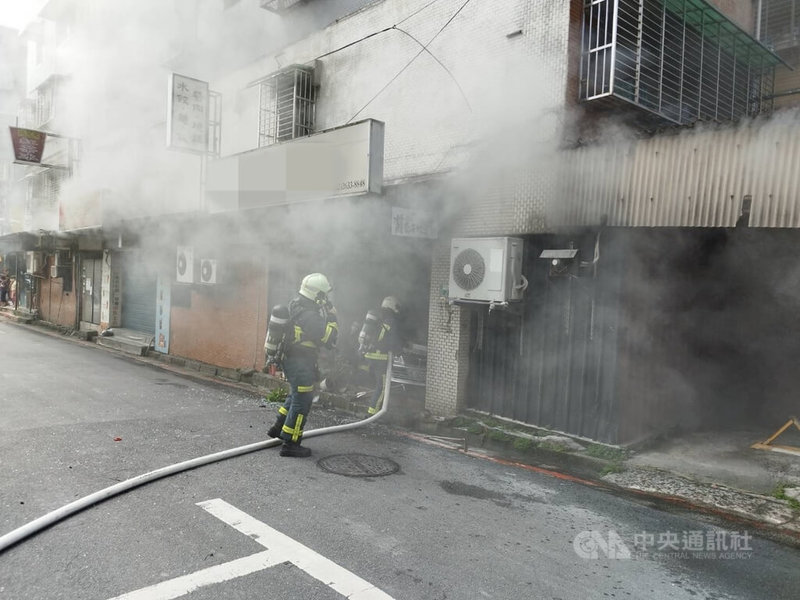 台北市內湖區康樂街附近18日上午發生小客車撞入民宅事故,導致民宅冒煙起火,警消獲報派員到場布水線撲滅火勢。(翻攝照片)中央社記者劉建邦傳真 112年8月18日