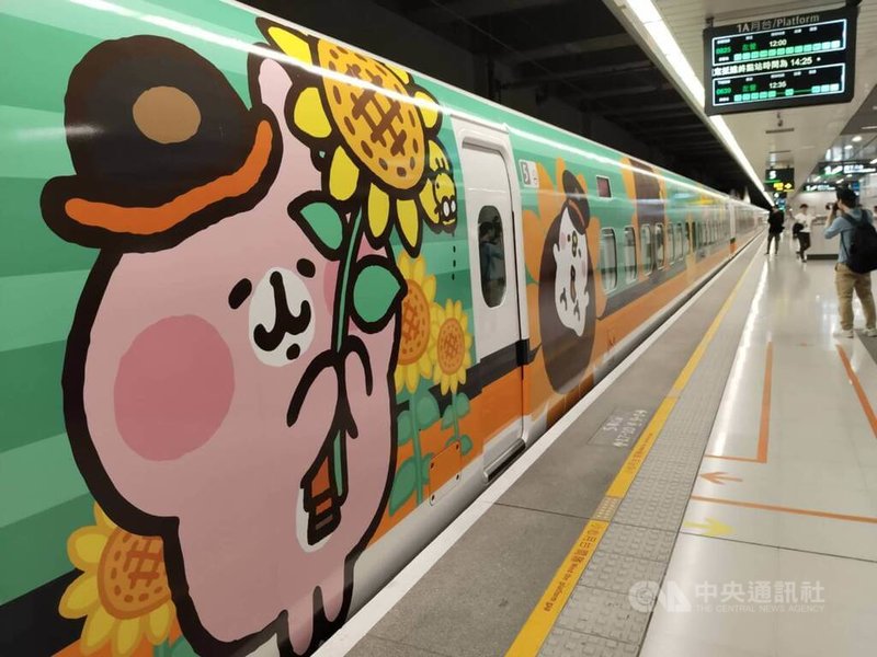 台灣高鐵公司18日發表新版卡娜赫拉彩繪列車，搭配櫻花、向日葵、繡球花及海芋等4種花卉，色彩更繽紛。中央社記者汪淑芬攝  112年8月18日