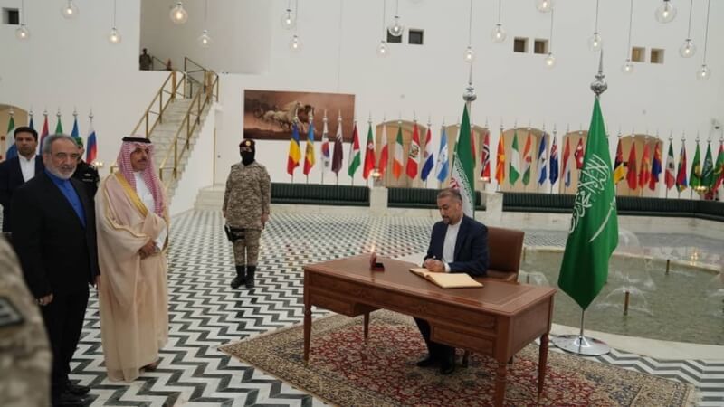 伊朗、沙烏地阿拉伯在中國斡旋下和解之後，伊朗外交部長艾密拉多拉安（右）18日訪問沙國，是多年來首度有伊朗最高外交官員訪問沙烏地。（圖取自twitter.com/Amirabdolahian）