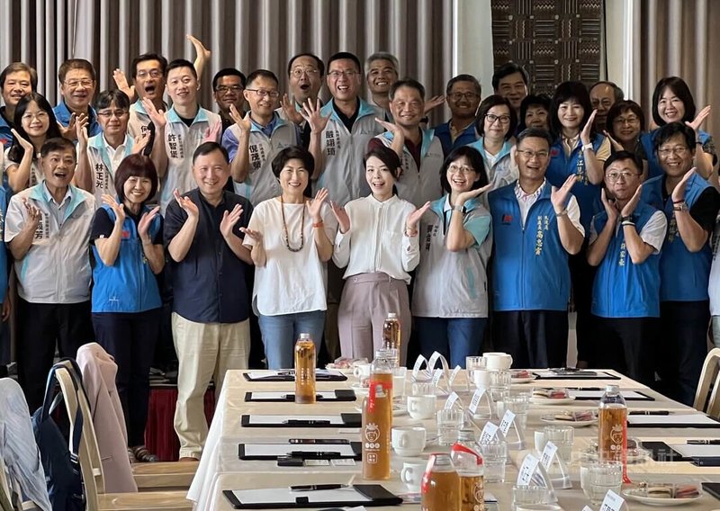 新竹市長高虹安(前排右4)率市府團隊到台東,18日與台東縣政府團隊交換意見,與台東縣長饒慶鈴(前排左4)等合影。中央社記者盧太城台東攝 112年8月18日