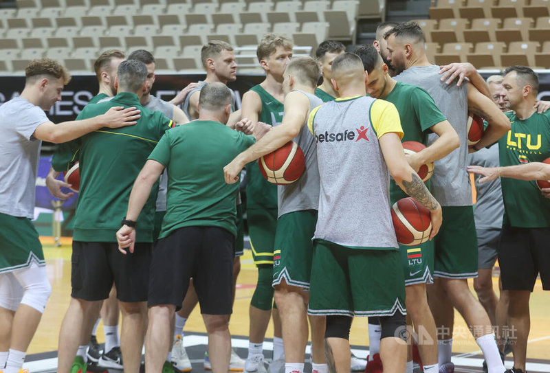 FIBA世界盃2023熱身賽19日起將在新北市新莊體育館開打，立陶宛國家隊18日下午現身比賽場地熱身備戰，球員們在場中集氣致意。中央社記者張新偉攝  112年8月18日