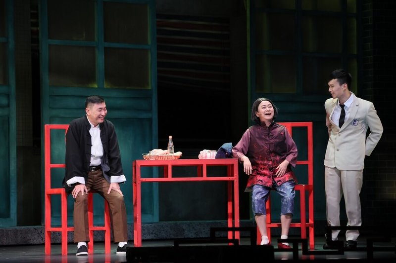 舞台劇「京戲啟示錄」創拓版8月18日到20日在台北國家戲劇院演出，演員宋少卿（左）與王月（中）同場挑梁演出。（寬宏藝術提供）中央社記者趙靜瑜傳真  112年8月18日
