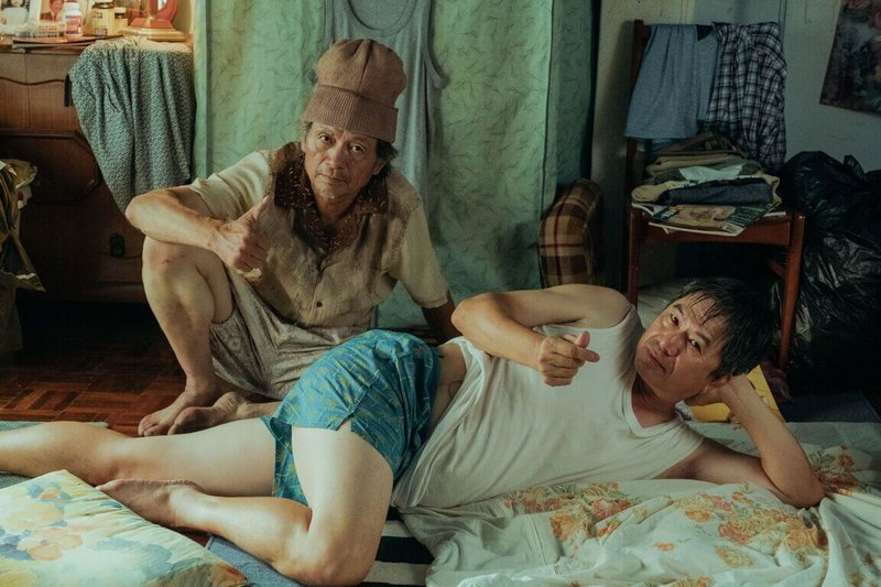 短片「春水奇譚」將中年男人的性壓抑擬人化,由演員林志儒(左)、洪都拉斯(右)主演。(公視提供)中央社記者王心妤傳真 112年8月18日