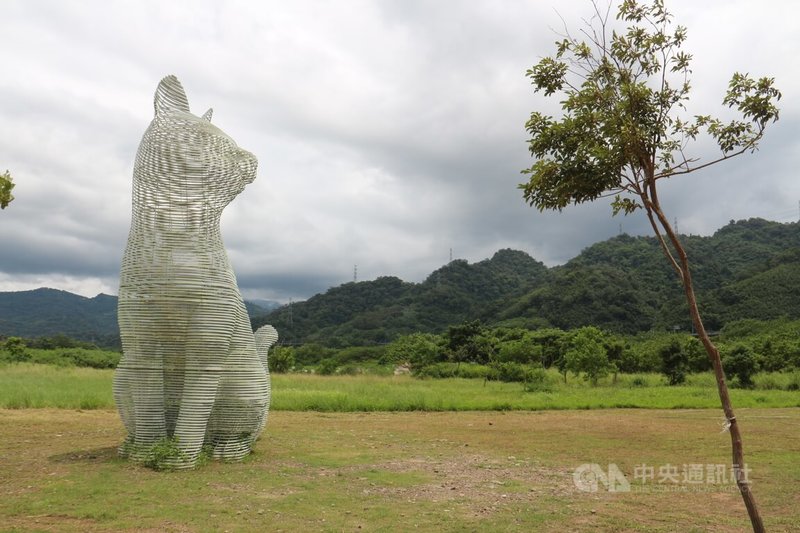 苗栗公館客家文學花園配合2023浪漫台3線藝術季作為展區，展示台灣藝術家廖建忠創作大型石虎「望鄉」，以石虎回頭望向遠山棲地的模樣，蘊含對人文生態的關懷。中央社記者管瑞平攝  112年8月18日