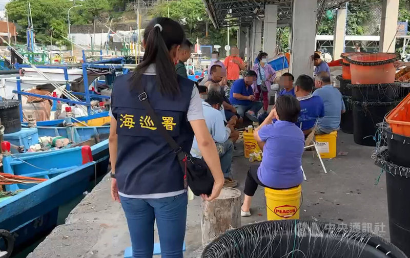 台東富岡漁港碼頭棚式整補場遭檢舉漁民常聚眾飲酒、打牌等，台東縣農業處近期函文台東區漁會提醒類似行徑恐重罰，引發漁民不滿。縣府表示，重點是盼漁民保持乾淨，雖然公文有揭示法律規定，但並不會真的下手重罰，會酌情處罰。中央社記者盧太城台東攝  112年8月18日