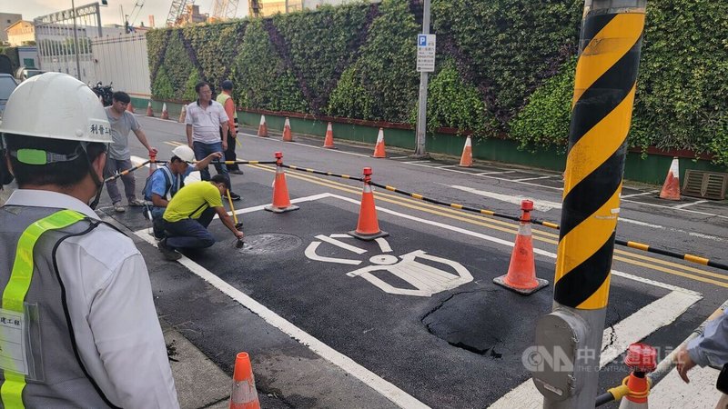 台北市南港路3段附近道路一處機車停等區內18日發生路面坍塌，現場出現一個深度、長度各約2公尺坑洞，經初步了解，疑是地下箱涵破洞漏水導致塌陷。（翻攝畫面）中央社記者劉建邦傳真 112年8月18日