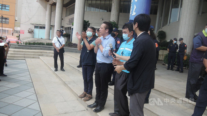 彰化縣規劃在東螺溪旁公有地設畜牧糞尿共同處理中心，100多名民眾18日前往縣府拉白布條抗議並遞交陳情書，縣府機要祕書陳柏村（前右3）表示，如果大家都反對，就不設在西勢里。中央社記者吳哲豪彰化攝  112年8月18日