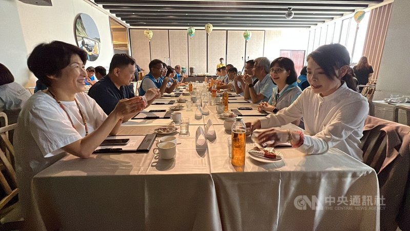 新竹市長高虹安(前右)率領市府團隊前往台東交流,18日中午與台東縣長饒慶鈴(前左)帶領縣府團隊交換意見。中央社記者盧太城台東攝 112年8月18日