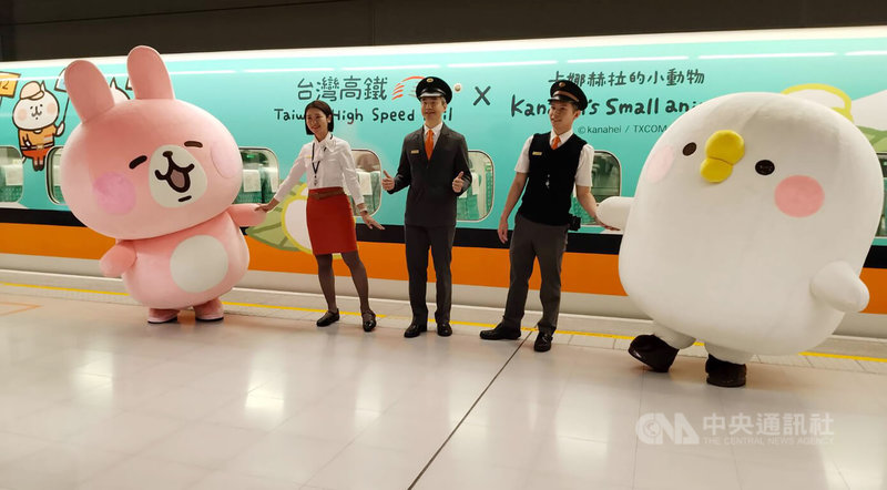 台灣高鐵公司18日發表新版卡娜赫拉彩繪列車,每節車廂外觀各有不同的設計,P助、粉紅兔兔及好朋友們分別化身Q版列車駕駛、列車長、服勤員、站務員及維修技師等角色,萌感十足。中央社記者汪淑芬攝 112年8月18日
