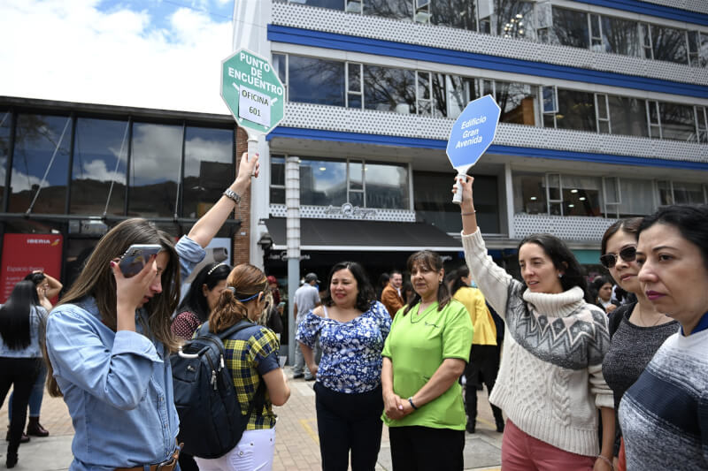 哥倫比亞發生規模6.1地震，數以千計驚慌失措的民眾紛紛撤出辦公室和餐廳。（法新社）