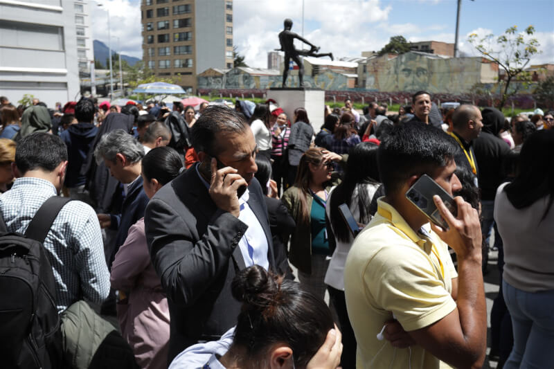 哥倫比亞17日發生規模6.1強震，許多驚魂未定民眾湧入街道。（法新社）