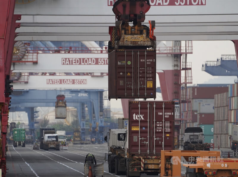 圖為高雄港區碼頭內貨櫃車卸貨。（中央社檔案照片）