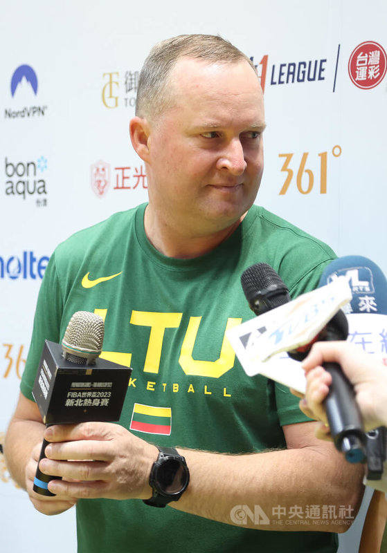 FIBA世界盃2023熱身賽19日將在新北市新莊體育館開打,邀請到立陶宛、波多黎各與拉脫維亞3隊來台出賽,立陶宛國家隊總教練馬克斯維蒂斯(Kazys Maksvytis)18日下午接受媒體聯訪,說明備戰情形。中央社記者張新偉攝 112年8月18日