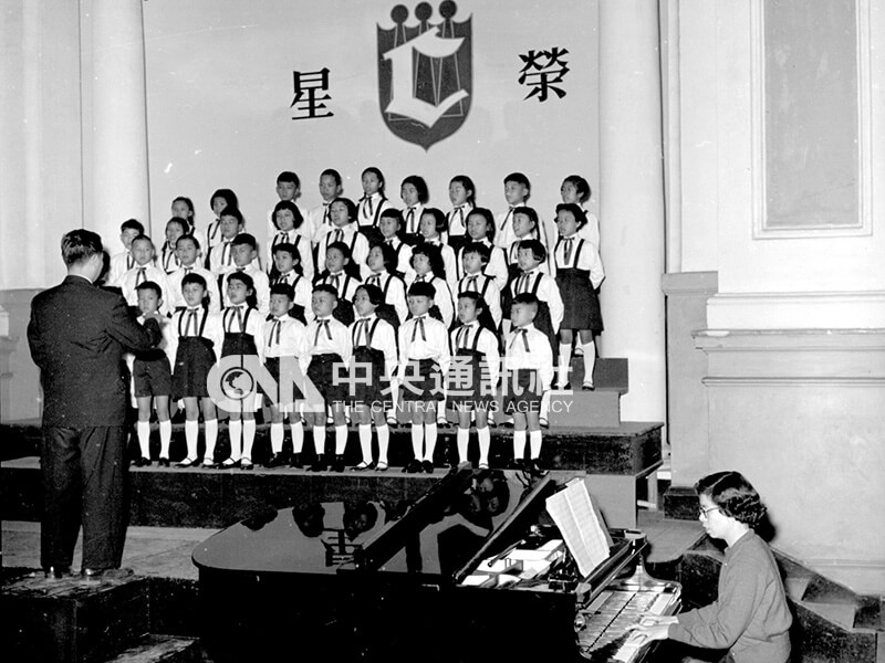 1957年12月15日，成立半年的榮星兒童合唱團在台大醫學院禮堂舉行首次公演，為貧窮家庭募款，由團長呂泉生擔任指揮。（中央社檔案照片）