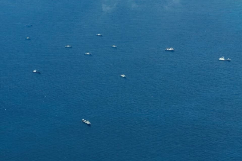 圖為3月菲律賓在南海中業島附近發現一艘中國艦艇及40餘艘中國民兵船出沒。（路透社）
