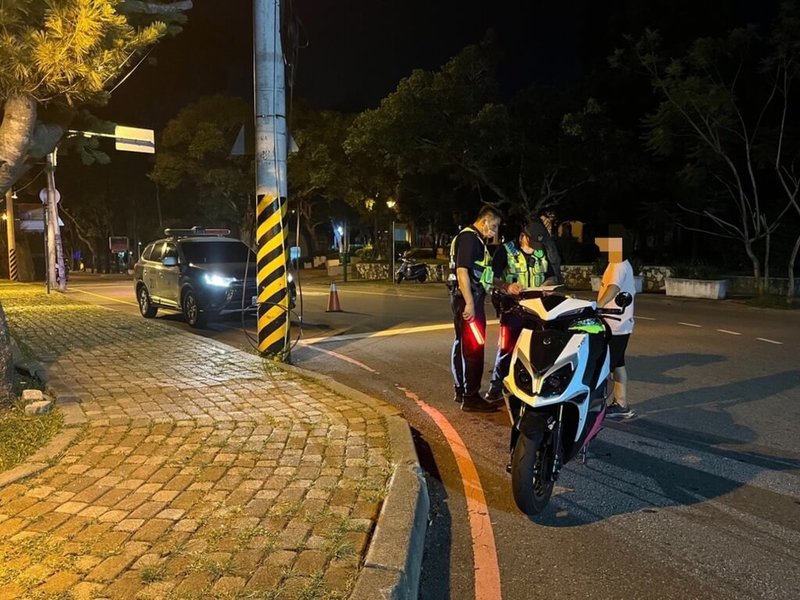 台中市政府警察局豐原分局為遏止競駛妨害安寧歪風，夜間在路段執行封閉式路檢，加強攔檢往來車輛。（民眾提供）中央社記者趙麗妍傳真  112年8月19日