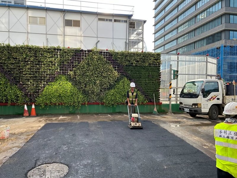 台北市南港路3段附近道路18日晚間坍塌出現坑洞，經一夜搶修，台北市政府19日已完成連接管脫管處鋼鈑包覆等作業，預估中午全面開放通行。（台北市政府提供）中央社記者劉建邦傳真  112年8月19日