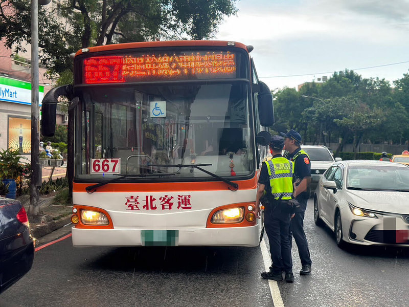 台北客運667路公車19日在新北市中和區一處路口轉彎前未停讓，導致路人遭撞身亡。肇事駕駛被警方依過失致死罪嫌移送，客運公司也將這名駕駛停職，並承諾負責後續賠償死者家屬事宜。（民眾提供）中央社記者黃旭昇新北市傳真 112年8月19日