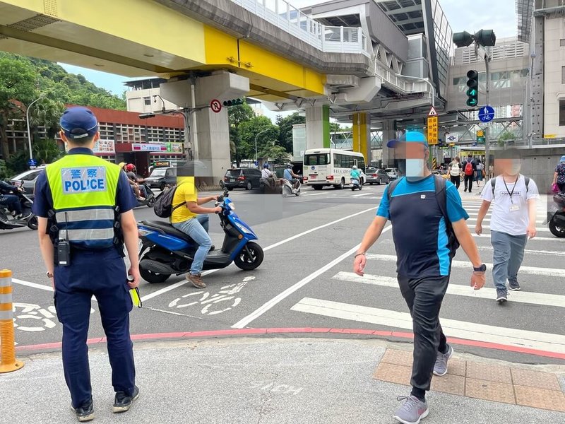 新北市中和區19日發生行人遭未依法停讓車輛撞擊致死事件。中和警分局晚間表示，將持續配合警政署執行路口大執法專案勤務，也滾動式分析中和地區易肇事路段路口，加強取締汽機車駕駛未停讓行人等交通違規；另會聯繫路權機關現地會勘，盼透過改善交通工程，提升用路安全。（警方提供）中央社記者黃旭昇新北市傳真 112年8月19日